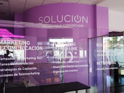 Ventajas de instalar vinilos en tu oficina