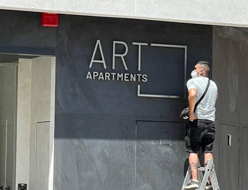 Ventajas y desventajas del latón como material para letras corpóreas